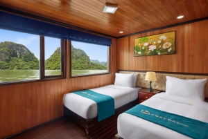 Hanoi: Koselig cruise med overnatting i Halong Bay med måltider
