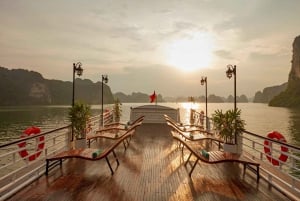 Hanoi: Koselig cruise med overnatting i Halong Bay med måltider