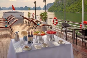 Hanoi: Koselig cruise med overnatting i Halong Bay med måltider