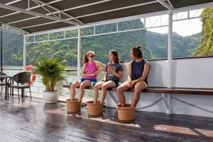 Hanoi: Koselig cruise med overnatting i Halong Bay med måltider