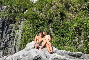 Hanoi: Cat Ban helmi – kahden päivän risteily ja kajakkimatka