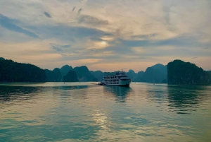 Hanoi: Cat Ban helmi – kahden päivän risteily ja kajakkimatka