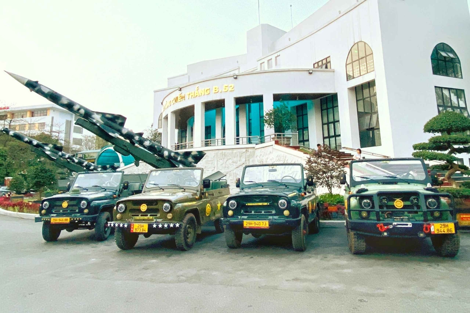 ハノイの食、文化、観光、そして楽しみをベトナム軍用ジープで体験してください。