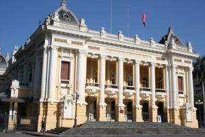 ハノイの食、文化、観光、そして楽しみをベトナム軍用ジープで体験してください。