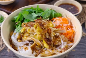 Hanoi: Wycieczka kulinarna z przewodnikiem z wizytą na ulicy kolejowej