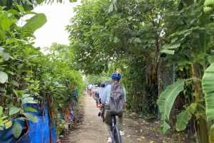 Hanoi in bici per un giorno: Bat Trang e Co Loa con guide donne
