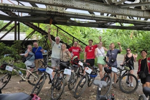 Hanoi in bici per un giorno: Bat Trang e Co Loa con guide donne