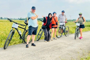 Hanoi in bici per un giorno: Bat Trang e Co Loa con guide donne