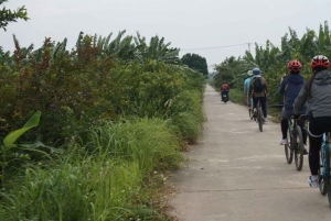 Hanoi in bici per un giorno: Bat Trang e Co Loa con guide donne