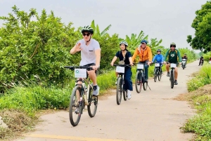 Hanoi in bici per un giorno: Bat Trang e Co Loa con guide donne