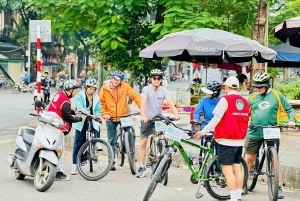 Hanoi in bici per un giorno: Bat Trang e Co Loa con guide donne