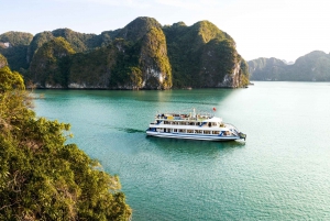 Hanoi: Crucero de día completo por la bahía de Halong con travesía a nado y en kayak