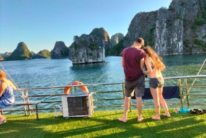 Hanoi: Crucero de día completo por la bahía de Halong con travesía a nado y en kayak