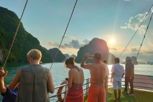 Hanoi: Crucero de día completo por la bahía de Halong con travesía a nado y en kayak