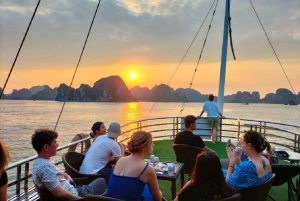 Hanoi: Crucero de día completo por la bahía de Halong con travesía a nado y en kayak