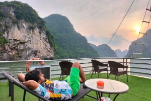 Hanoi: Crucero de día completo por la bahía de Halong con travesía a nado y en kayak