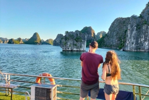 Hanoi: Crucero de día completo por la bahía de Halong con travesía a nado y en kayak