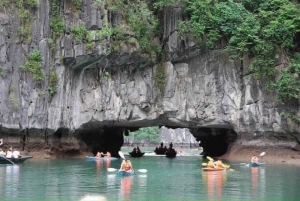 Hanoi: Crucero de día completo por la bahía de Halong con travesía a nado y en kayak