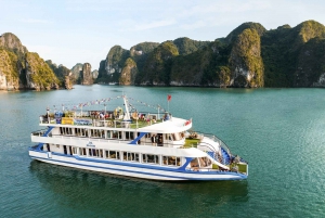 Hanoi: Crucero de día completo por la bahía de Halong con travesía a nado y en kayak