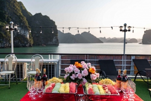 Hanoi: Crucero de día completo por la bahía de Halong con travesía a nado y en kayak
