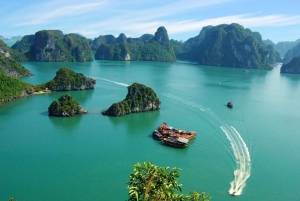 Hanoi: Crucero de día completo por la bahía de Halong con travesía a nado y en kayak