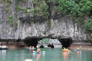 Hanoi: Privat transport til/fra Halong i privat bil