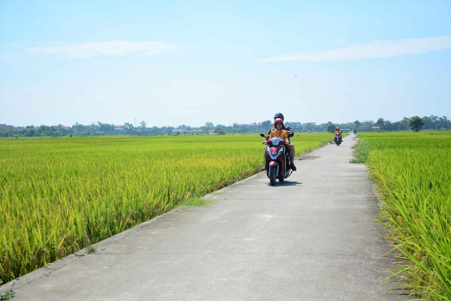 Hanoi in moto per un giorno: Bat Trang e Co Loa con guide donne