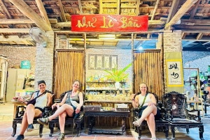 Hanoi in moto per un giorno: Bat Trang e Co Loa con guide donne