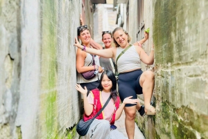 Hanoi in moto per un giorno: Bat Trang e Co Loa con guide donne