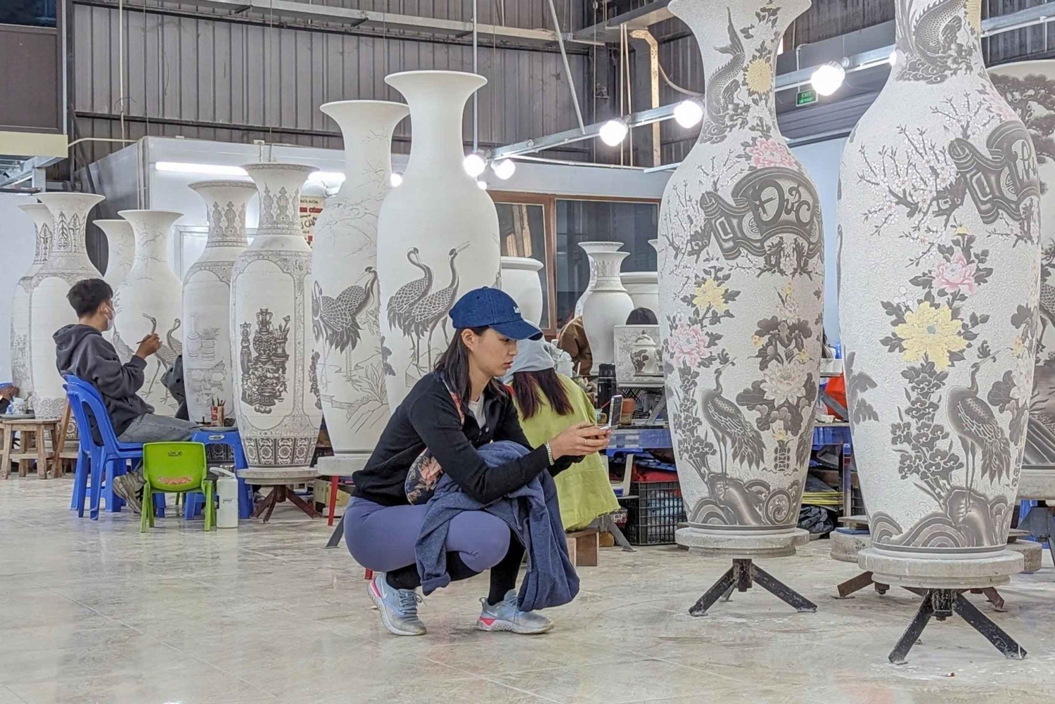 Hanoï : visite d'une journée en Vespa, Bat Trang et Co Loa, guidée par des femmes