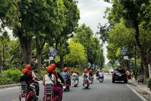 Hanoï : visite d'une journée en Vespa, Bat Trang et Co Loa, guidée par des femmes