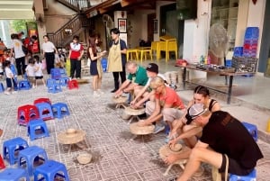Hanoï : visite d'une journée en Vespa, Bat Trang et Co Loa, guidée par des femmes