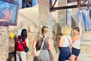 Hanoï : visite d'une journée en Vespa, Bat Trang et Co Loa, guidée par des femmes