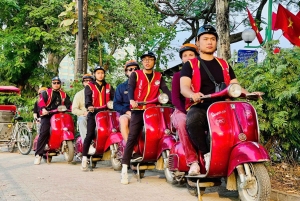 Hanoï : visite d'une journée en Vespa, Bat Trang et Co Loa, guidée par des femmes