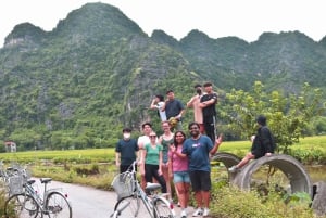 Hanoi: Koko päivän retki Hoa Luun, Tam Cociin ja Mua-luolaan, sisältäen aterian