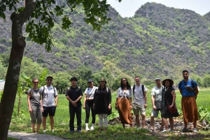 Hanoi: Koko päivän retki Hoa Luun, Tam Cociin ja Mua-luolaan, sisältäen aterian