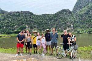 Hanoi: Koko päivän retki Hoa Luun, Tam Cociin ja Mua-luolaan, sisältäen aterian