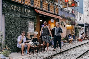 ハノイ：トレインストリート＆スパ体験付きガイド付きフードツアー