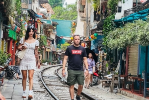 ハノイ：トレインストリート＆スパ体験付きガイド付きフードツアー