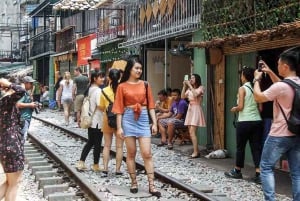 ハノイ：トレインストリート＆スパ体験付きガイド付きフードツアー