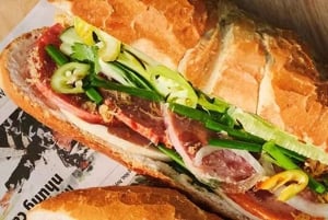 ハノイ：トレインストリート＆スパ体験付きガイド付きフードツアー