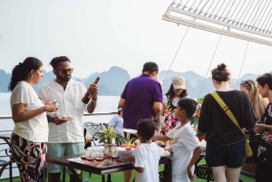 ハノイ：ハロン湾日帰りツアー - アポロクルーズ、ジャグジー、ビュッフェ