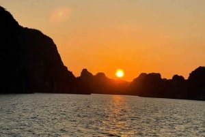 Hanoi: Ha Long Bay päiväretki - ylellinen risteily ja buffet-lounas