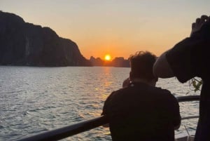 Hanoi: Ha Long Bay päiväretki - ylellinen risteily ja buffet-lounas