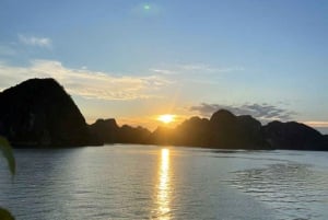Hanoi: Ha Long Bay päiväretki - ylellinen risteily ja buffet-lounas