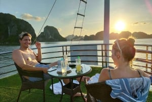Hanoi: Ha Long Bay päiväretki - ylellinen risteily ja buffet-lounas