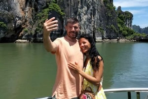 Hanoi: Ha Long Bay päiväretki - ylellinen risteily ja buffet-lounas