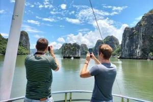 Hanoi: Ha Long Bay päiväretki - ylellinen risteily ja buffet-lounas