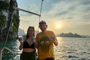 Hanoi: Ha Long Bay päiväretki - ylellinen risteily ja buffet-lounas