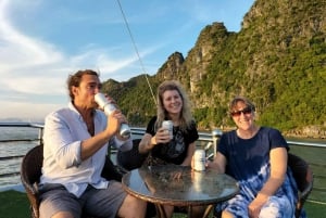 Hanoi: Ha Long Bay päiväretki - ylellinen risteily ja buffet-lounas
